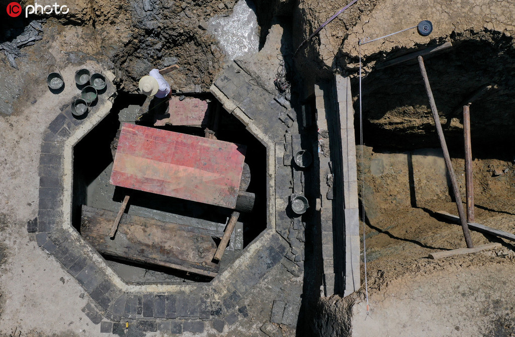 挖掘机在施工过程中发现一座古代砖室墓
