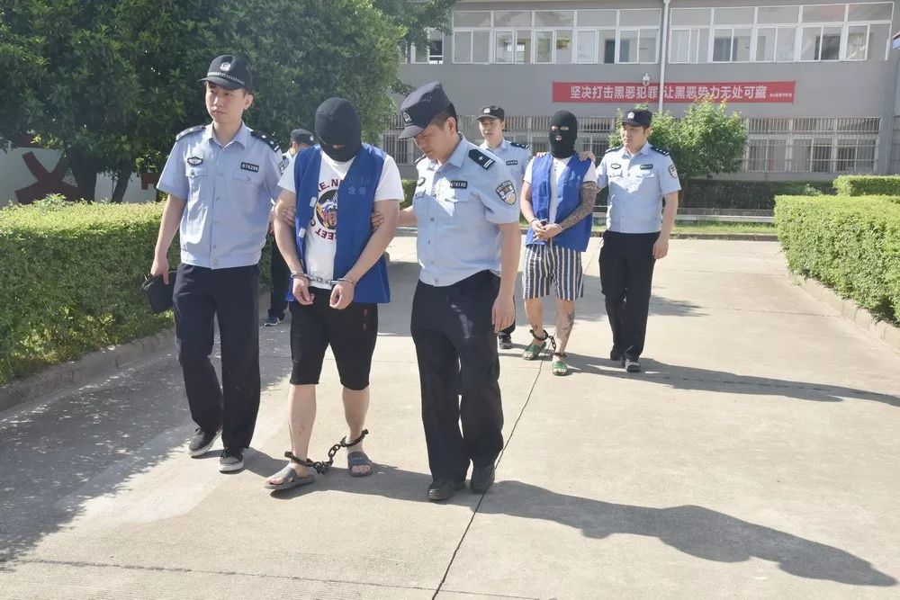 快来围观含山警方押解涉黑涉恶犯罪嫌疑人辨认犯罪现场