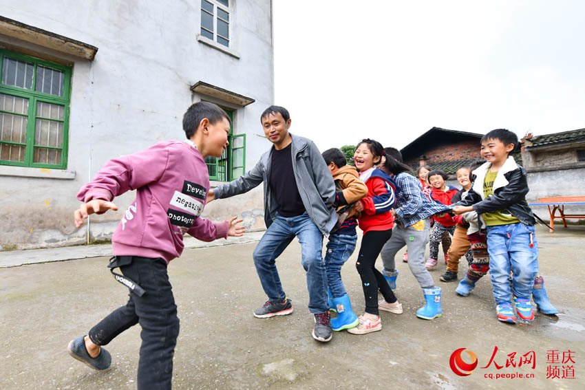 重庆綦江 :"独臂教师"坚守深山村小15年