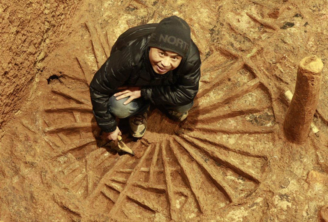 杨军老师在车马坑文物考古发掘现场杨军老师在探讨考古发掘出土的文物