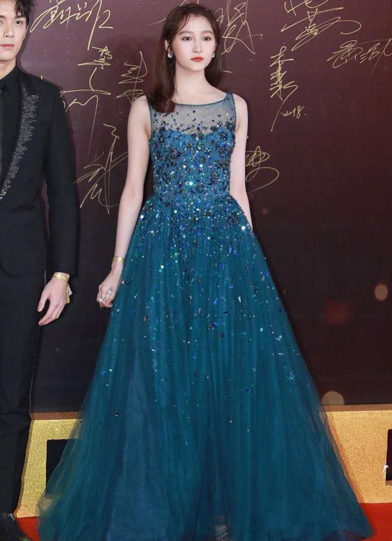 女星蓝色礼服裙写真,造型惊艳时尚优雅!