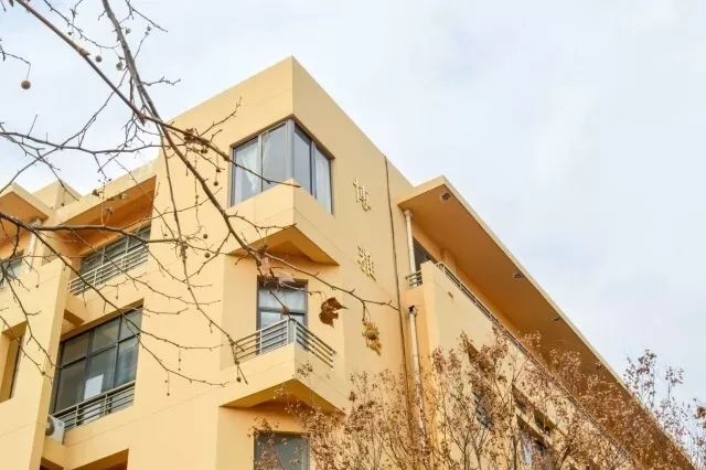 青岛大学医学部是国务院批准的首批具有硕士学位授予权的高等医学院校