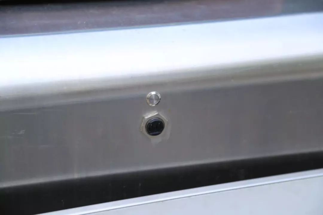 垃圾桶的正面装有一个感应探头,只要居民站在探头前方,它就能感应到并