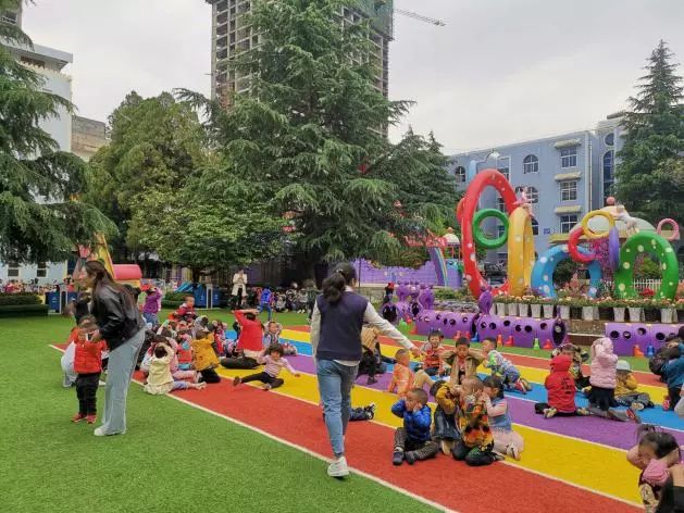 5月10日上午, 盐源县幼儿园组织全园教职员工和900余名学生开展了地震