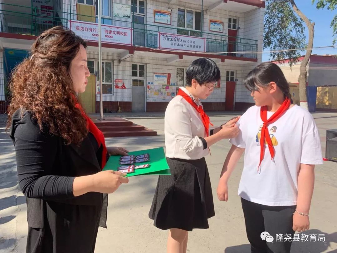 南关小学举行少先队员入队仪式