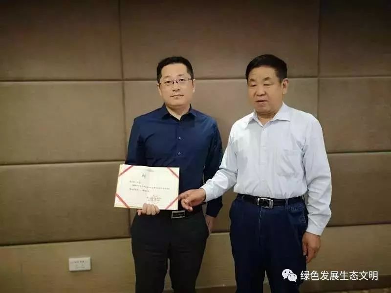 主任委员为王小江教授颁发副主任委员聘书专委会副主任委员吴国荣