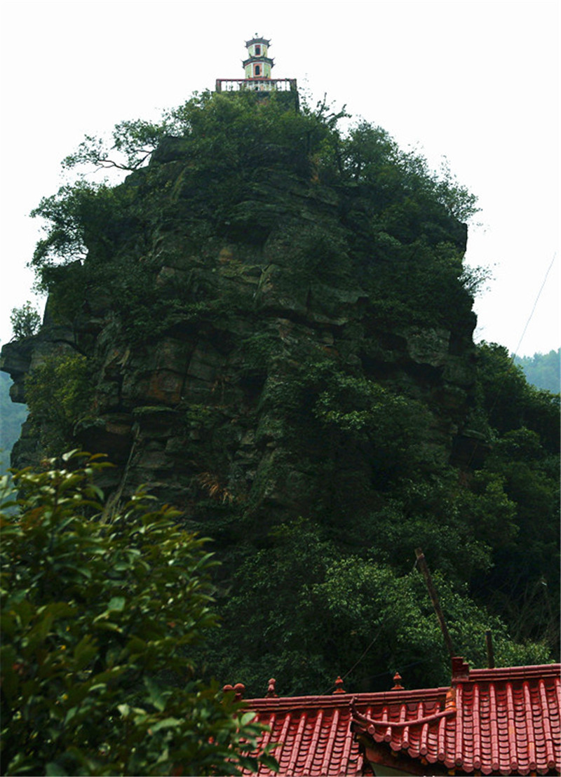 江西深山石峰上有一座塔，四面懸空無依靠，不知如何建成的 旅遊 第5張