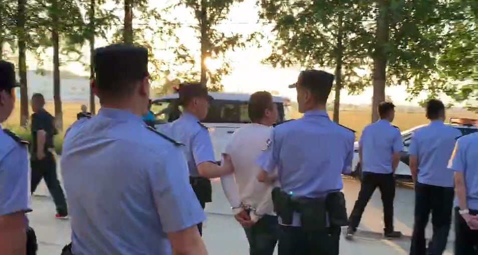 凌晨5点12辆警车58名干警出动到阜阳多个小区抓人现场曝光
