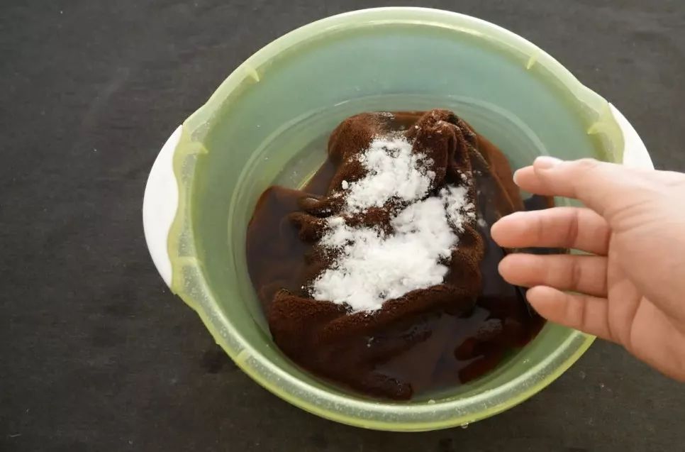 接着一大把小苏打,小苏打有强烈的清洁效果.