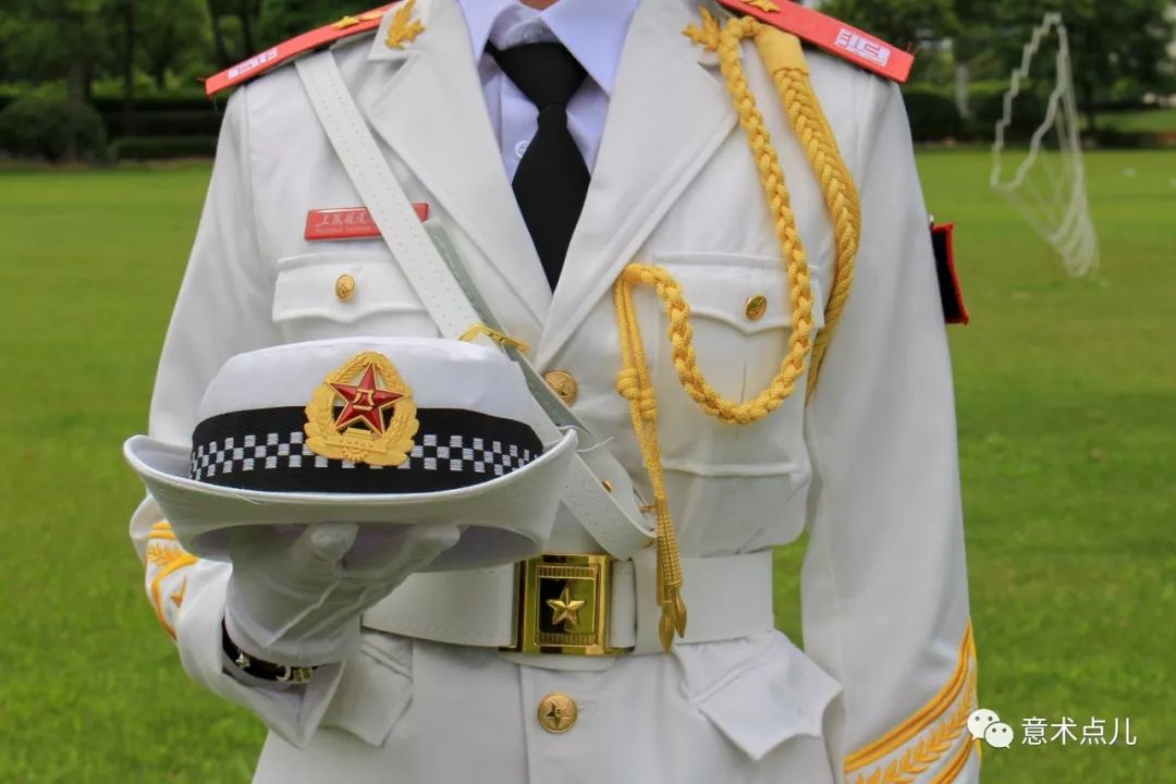 通过护卫队颜嘉宏教官得知,国旗护卫队的队服从以前的绿色改为了白色