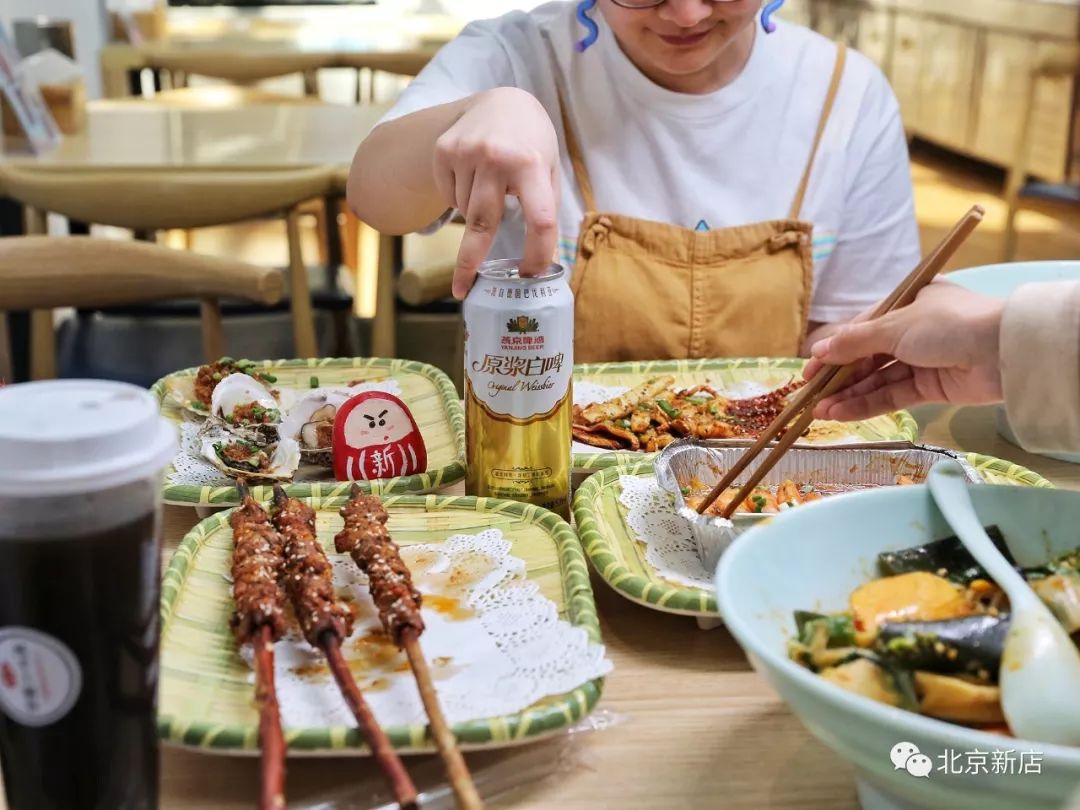 他家烧烤火候适中,【红柳羊肉串】,【烤生蚝】,【烤鱿鱼】点的人很多.