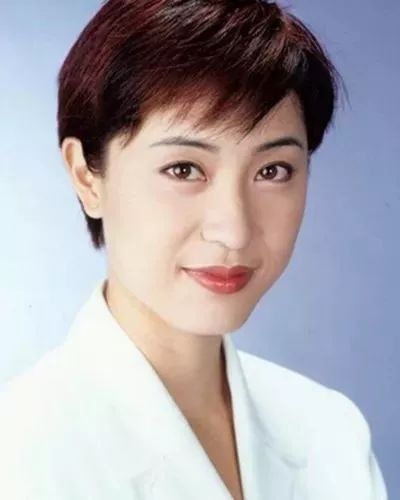 她是香港最美的短发女神轻松摘下港姐冠军51岁却依然单身