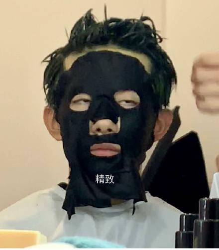 原创爱发丑照的男明星胡歌毫不做作绝对的c位郑云龙神还原光头强