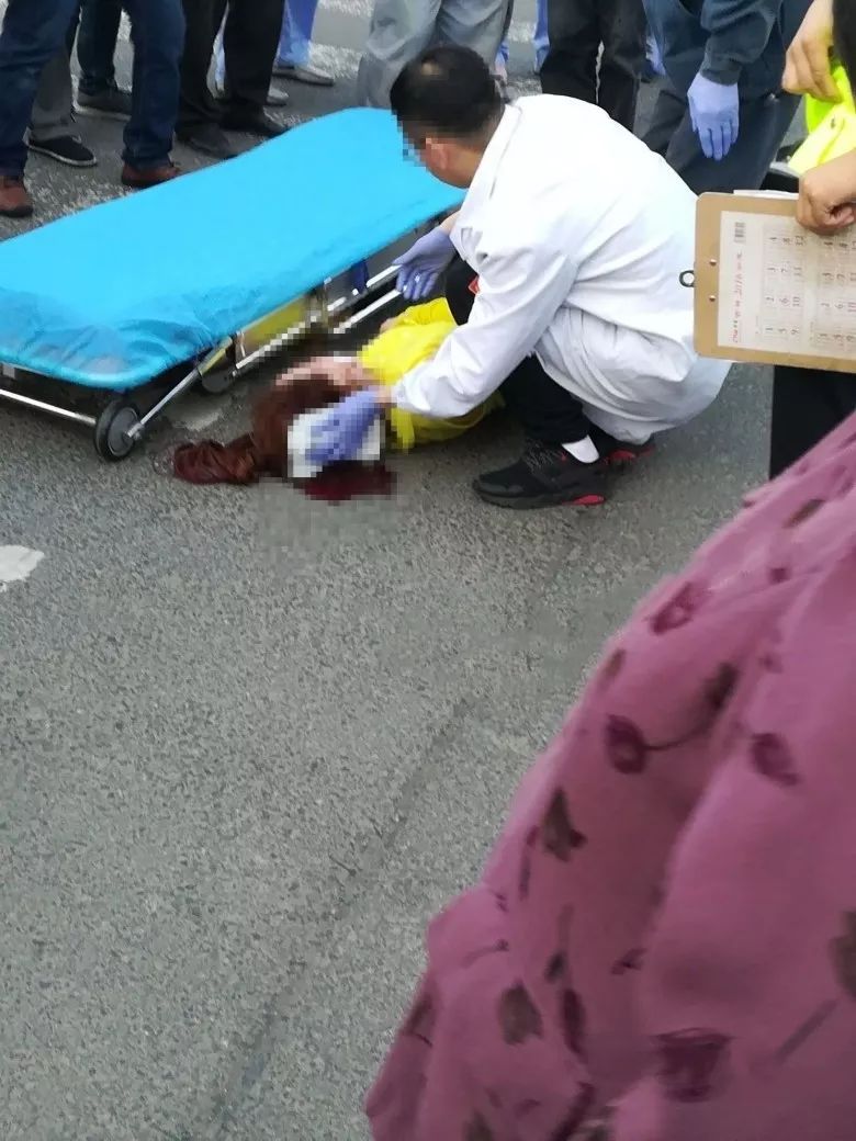 金坛华城路一黄衣女子车祸后倒地抽搐,后脑出血!
