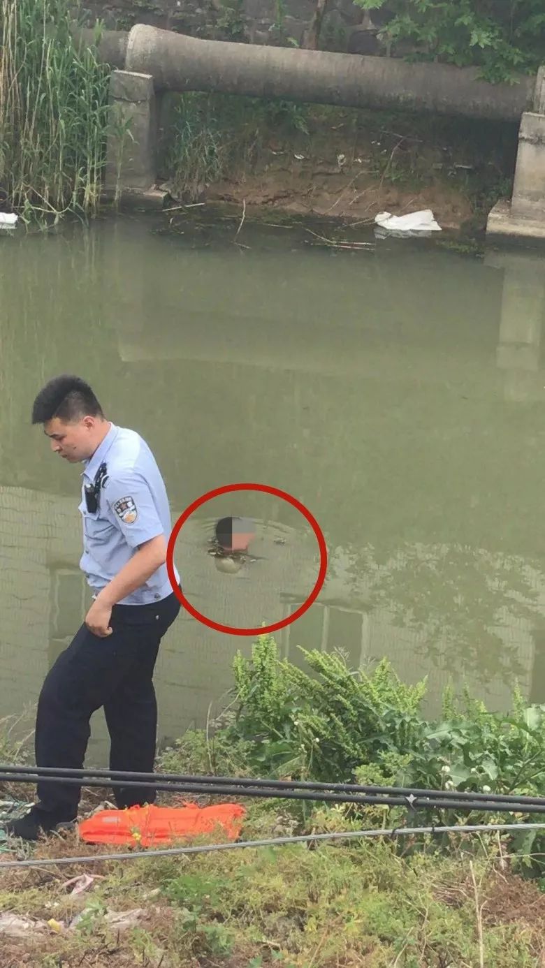 金坛一小伙子因感情问题跳河!