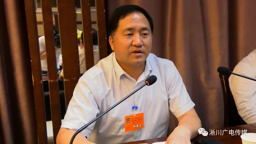 讨论中,委员们畅所欲言,围绕《政府工作报告》以及淅川县脱贫攻坚