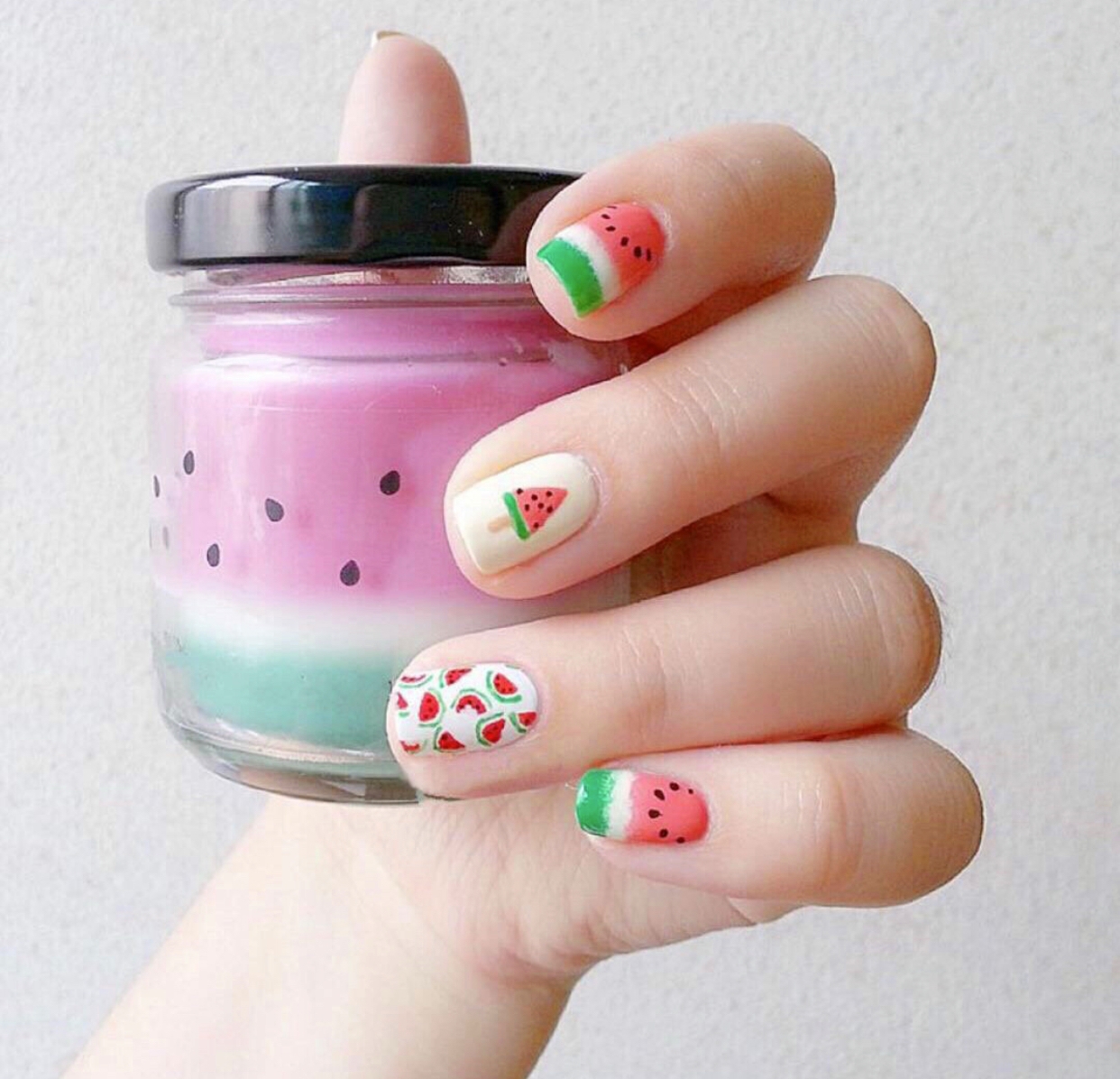 这样的彩绘美甲会显得更加独特,而且充满了夏天的感觉,最适合现在做啦