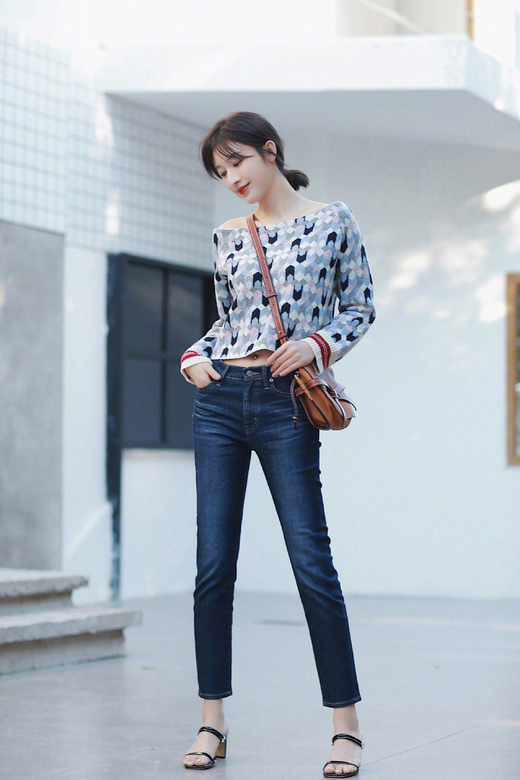 35岁张俪秀香肩锁骨,一字肩上衣搭配牛仔裤,气质不是一般人能比