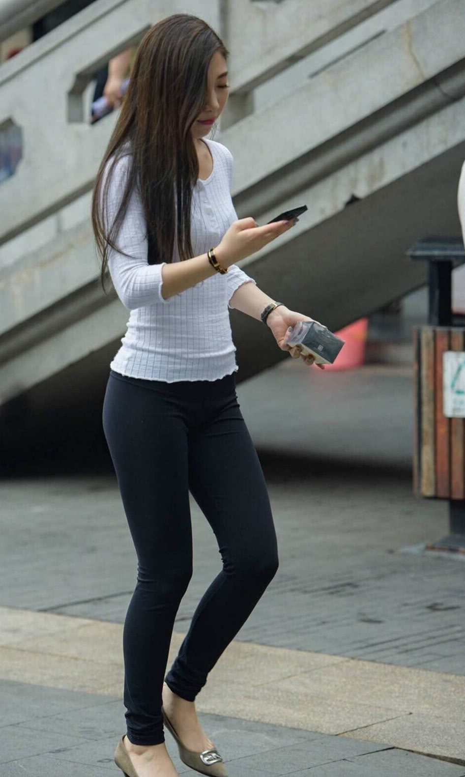 白衣黑裤小姐姐,一个幸福的女孩子