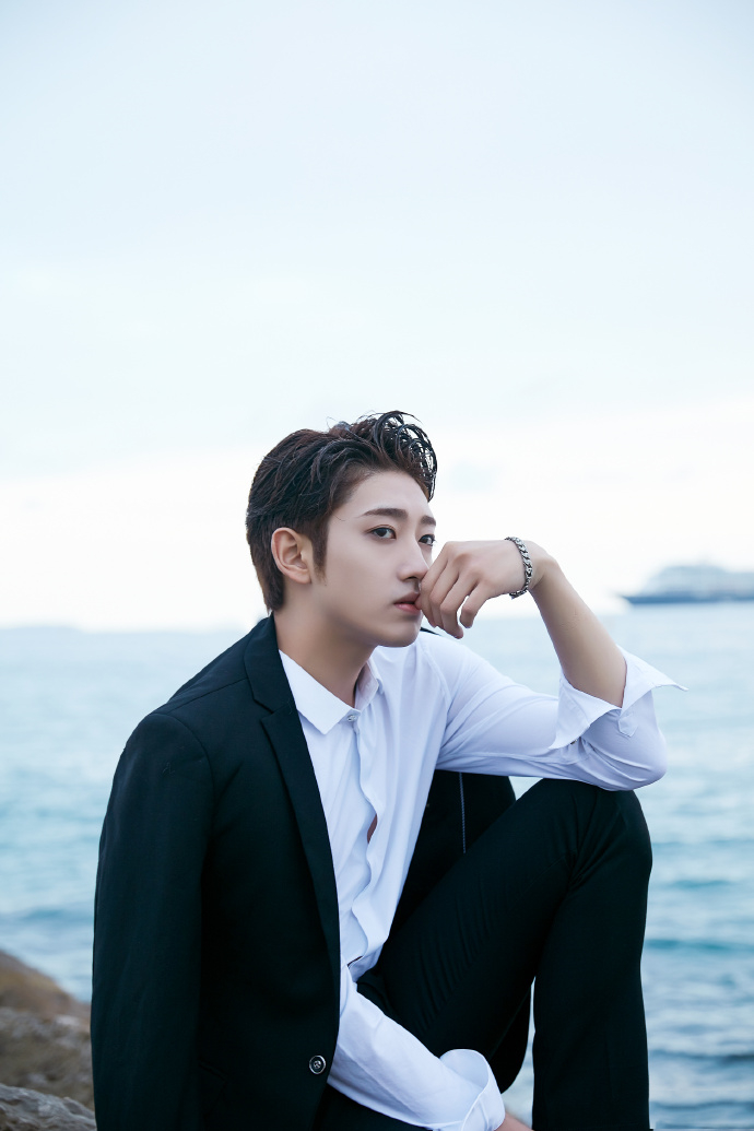 碧海蓝天下眼里只有你!杨昊铭现身戛纳这也太a了