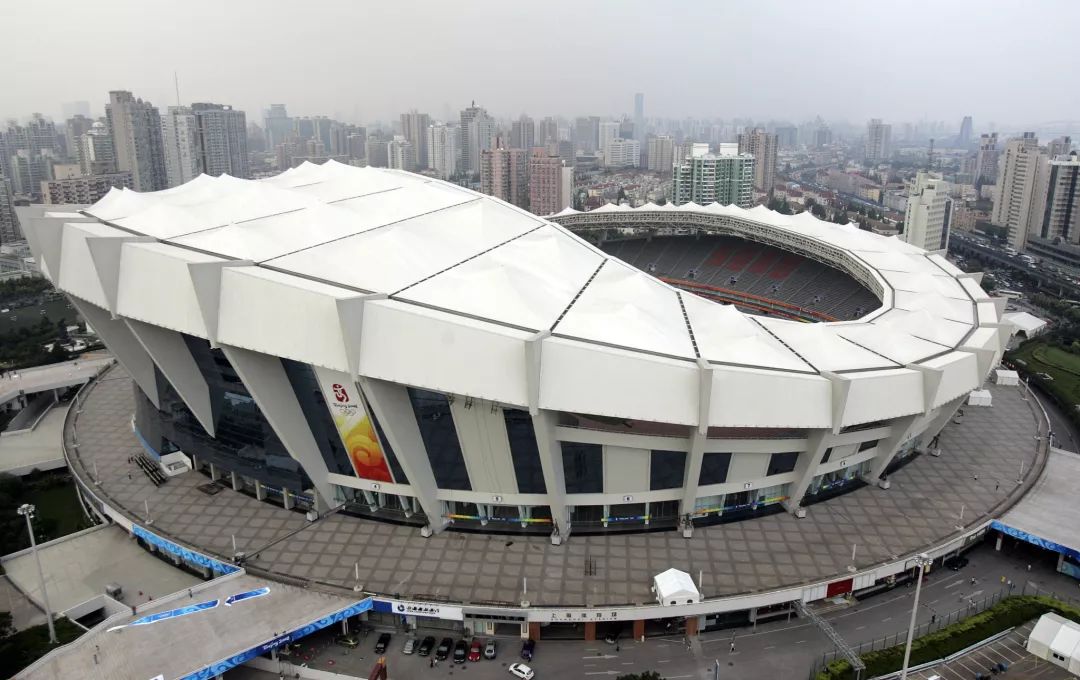 上港目前的主场是上海体育场,这座主场是上海标志性建筑之一,从上个
