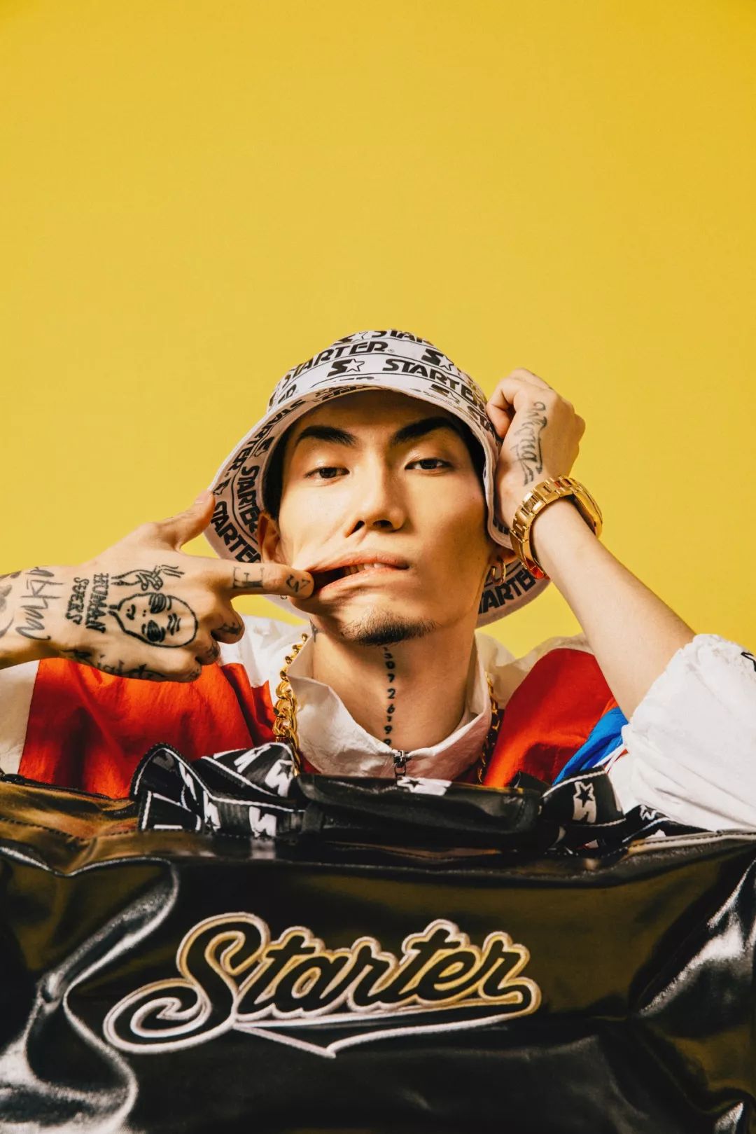 看完以上造型如果你已经迫不及待想尝试嘻哈风格那告诉大家一个