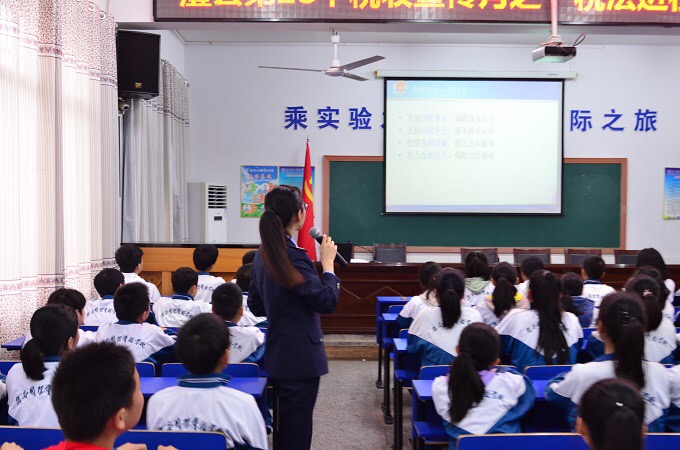 學生代表學習稅收基本知識5月6日,澧縣稅務局走進銀谷國際實驗學校