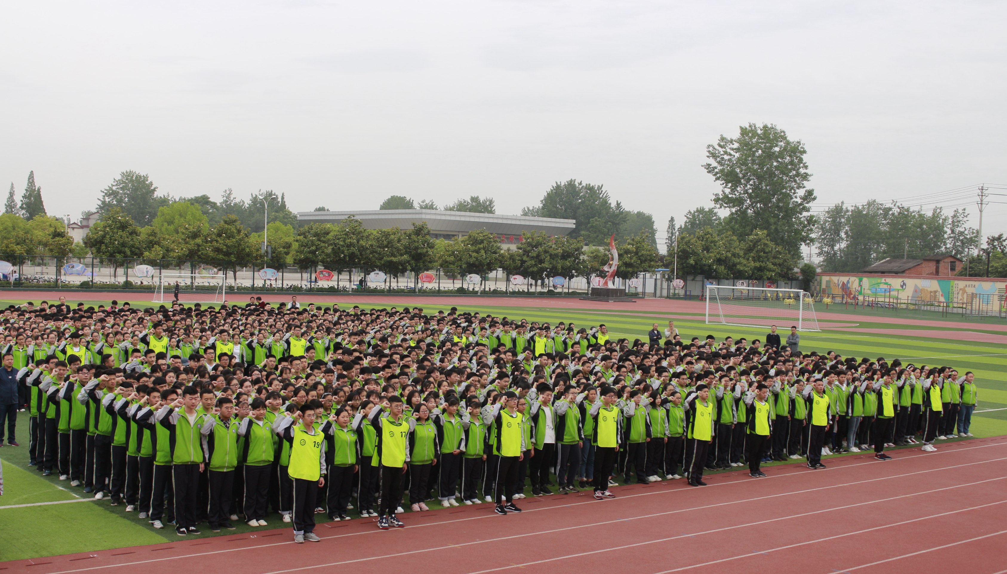 城固一中举行诚信高考誓师大会