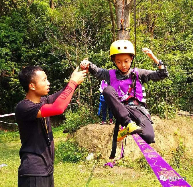 对于好动而不专心的孩子,走扁带是最佳的训练专注的活动.