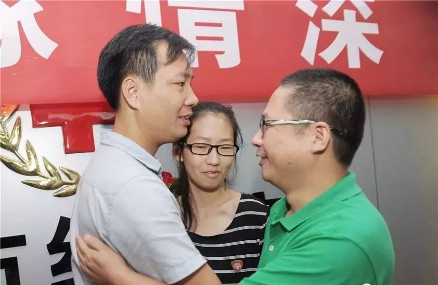 贵安人物女大学生千里来榕感恩这位贵安人他的事迹登上了各大新闻头条