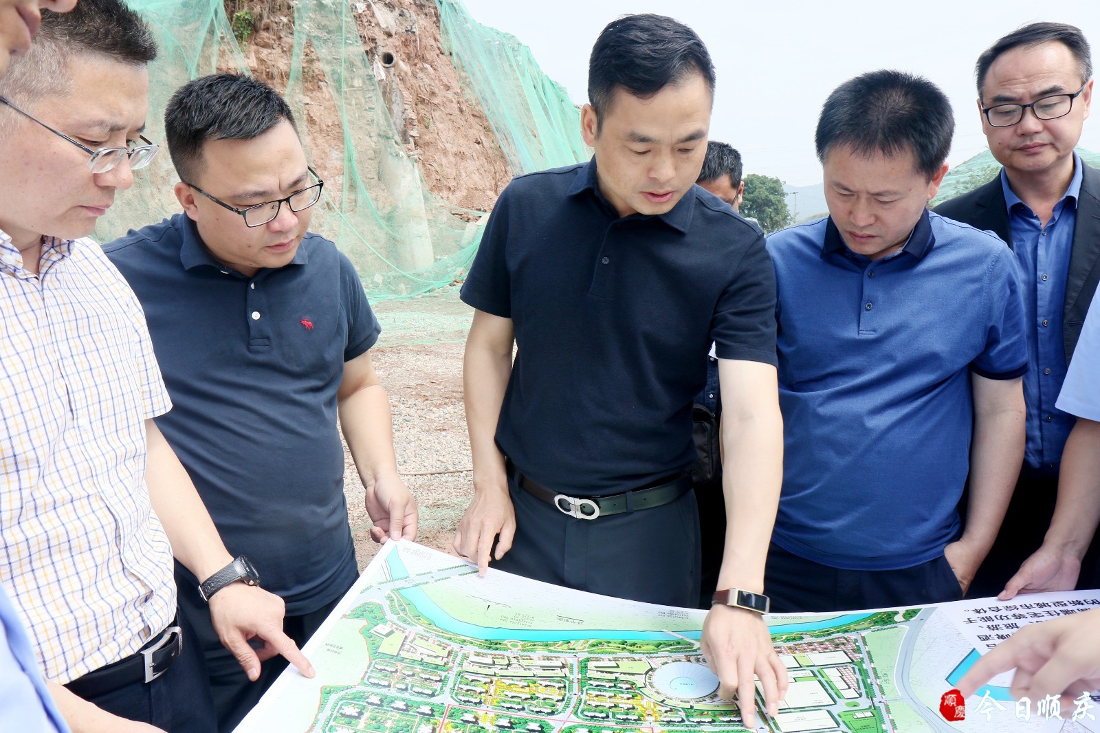 区长现场办公:全力推进奥宇望和啤酒小镇及周边道路体系建设