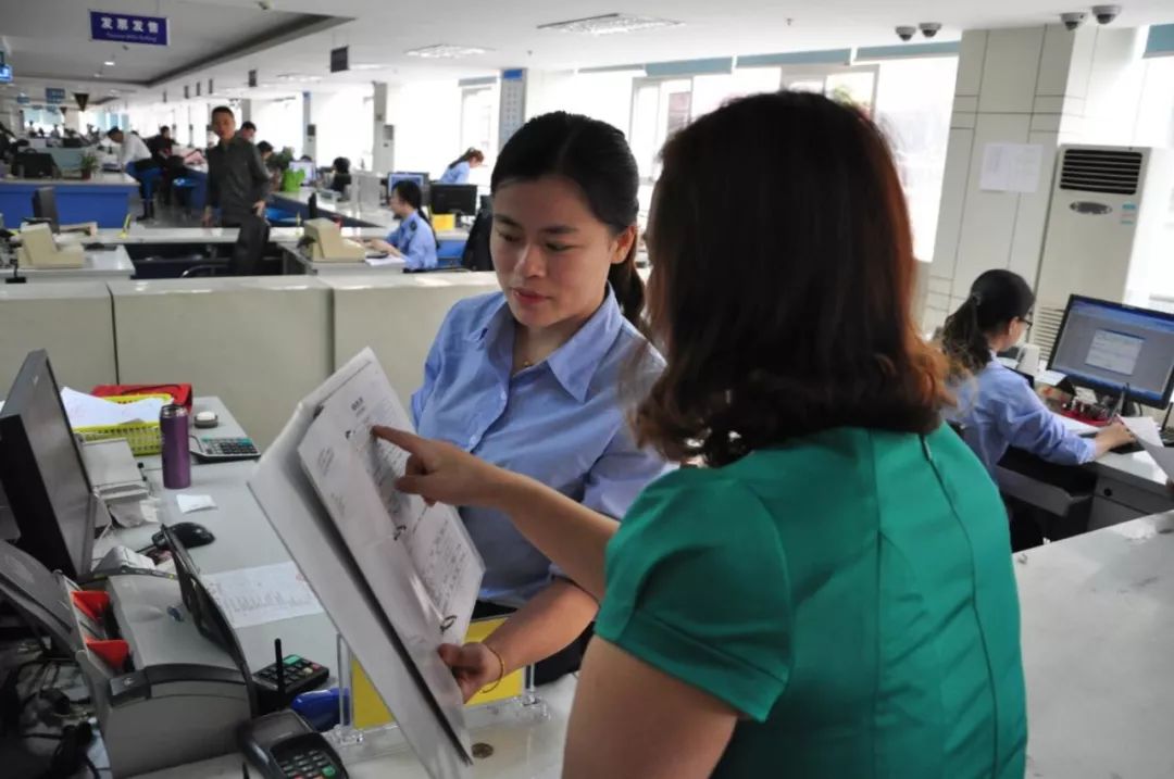 方便群众办事,图为工作人员指导群众办事