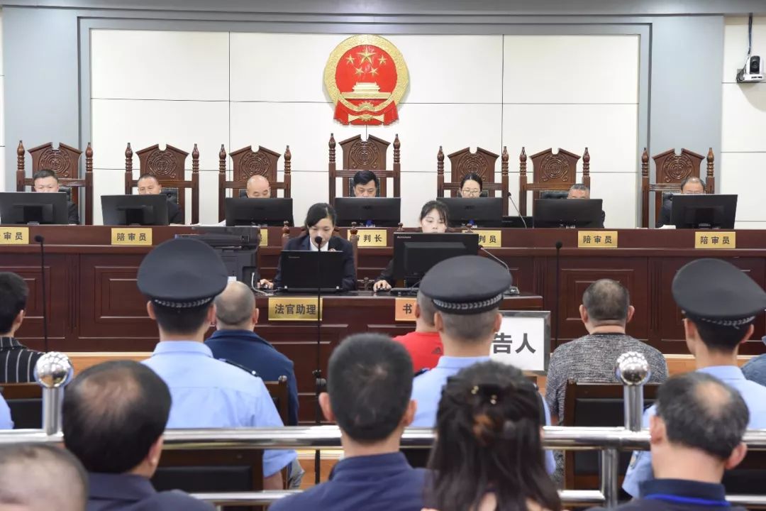 陈鹏等10人涉嫌组织领导参加黑社会性质组织罪一案在宣恩审理