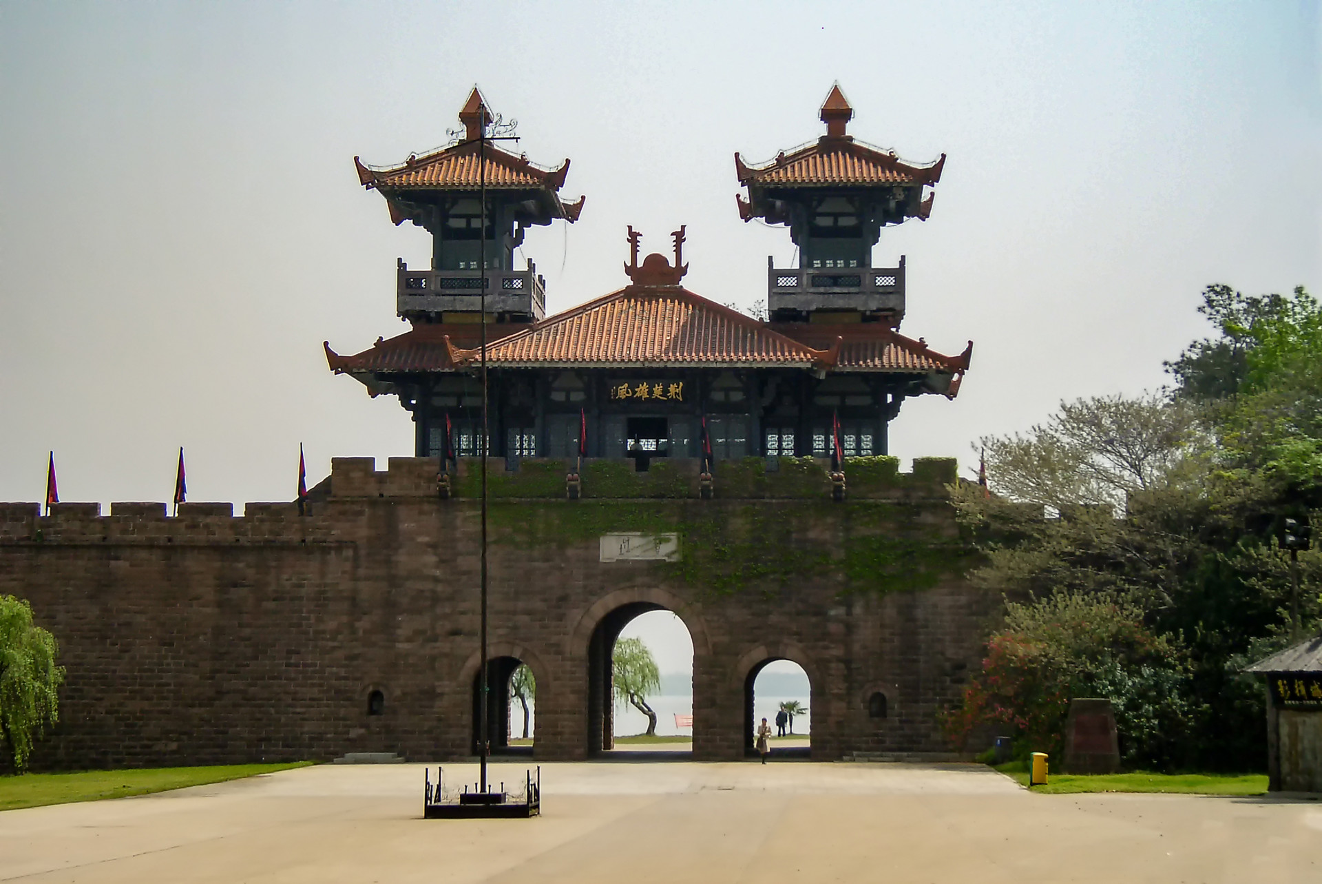 而磨山景区的楚城也极具特色,楚城建于1992年,再现了纪南城的城门