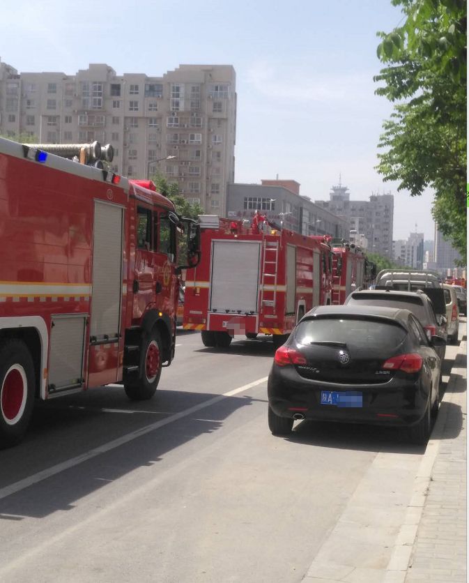 突发渭南西五路附近一工地着火浓烟滚滚多辆消防车已到现场