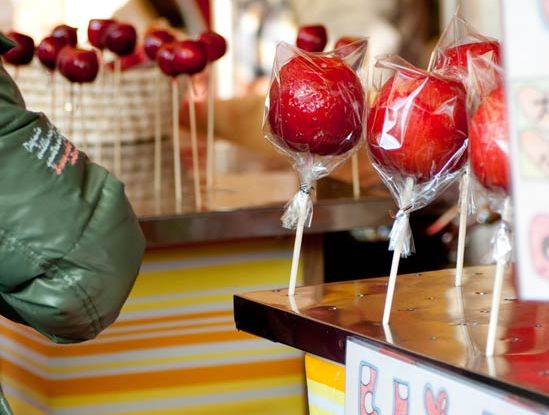 在苹果上浇上调成红色的糖汁,外形胖胖的十分可爱,苹果糖在夏日祭典中