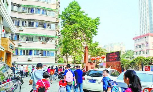 近日,市民吴先生反映,厦门市故宫小学校门口两侧,均划有宝马花园小区