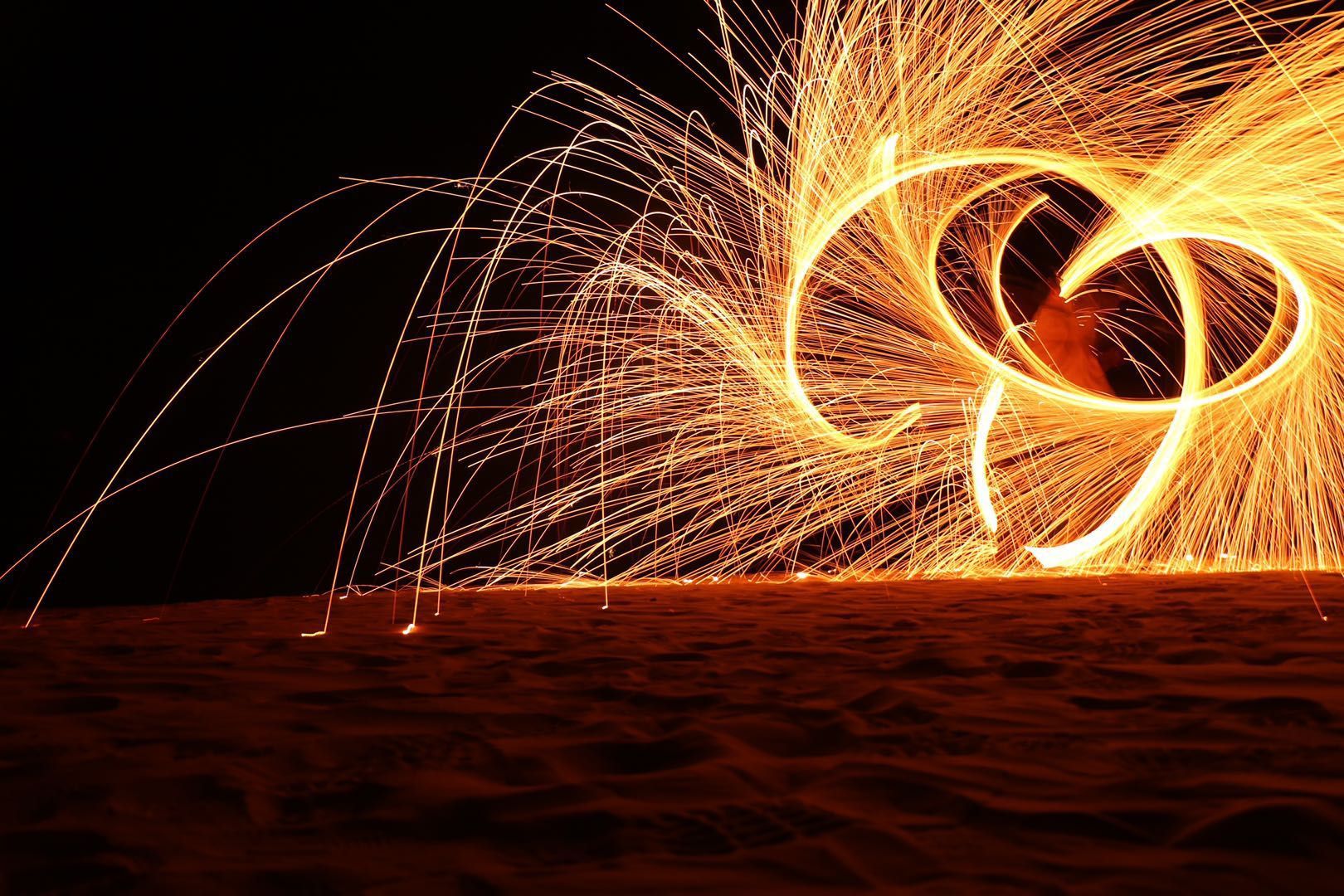 仙女棒光绘燃放孔明灯,许下心愿让美好的愿望,燃烧在孔明灯中炫酷的打