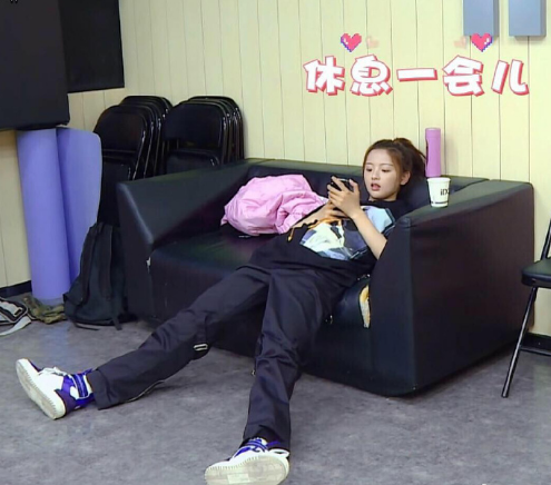 杨超越葛优瘫被网友群嘲,四仰八叉太直男,坐姿仪态不是一般的差