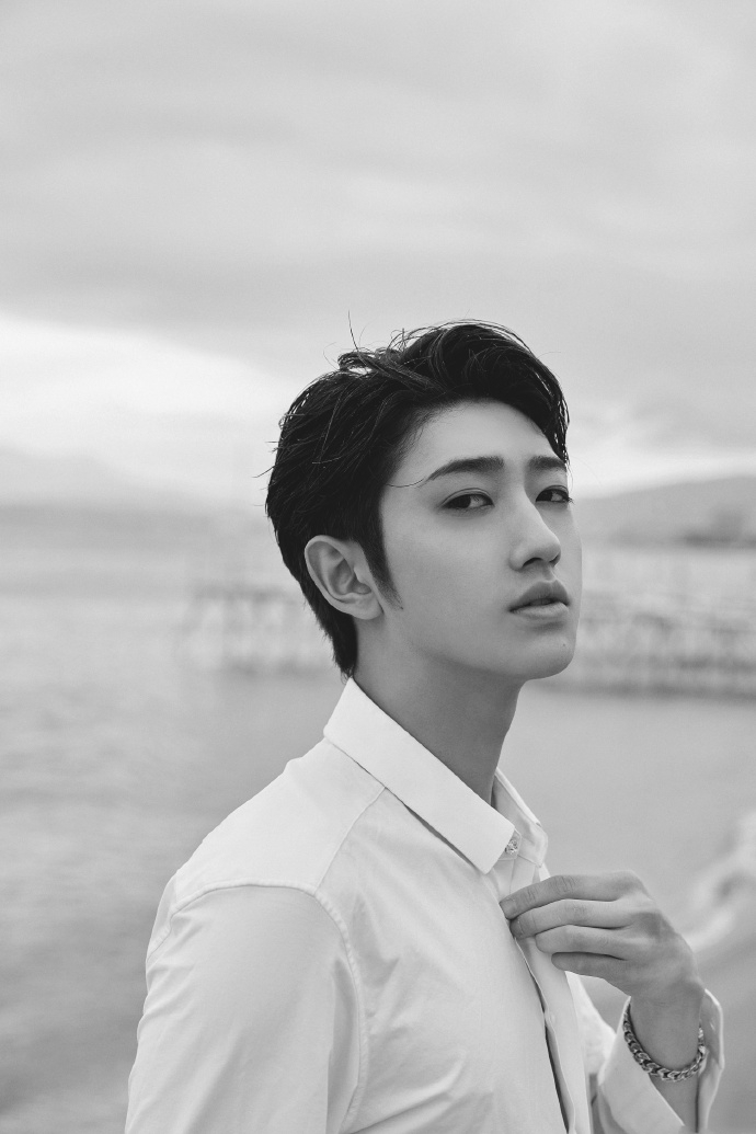 碧海蓝天下眼里只有你!杨昊铭现身戛纳这也太a了