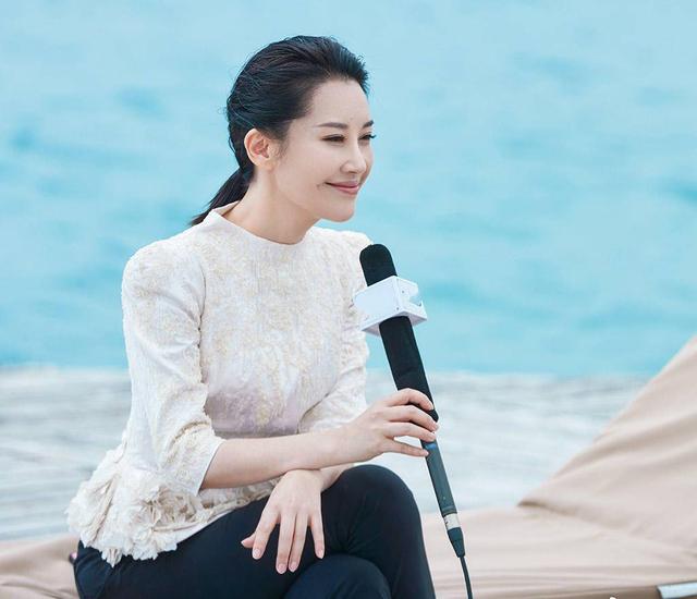 娱乐圈冻龄女神:51岁萧蔷的腰,50岁许晴的臀,她一招变少女