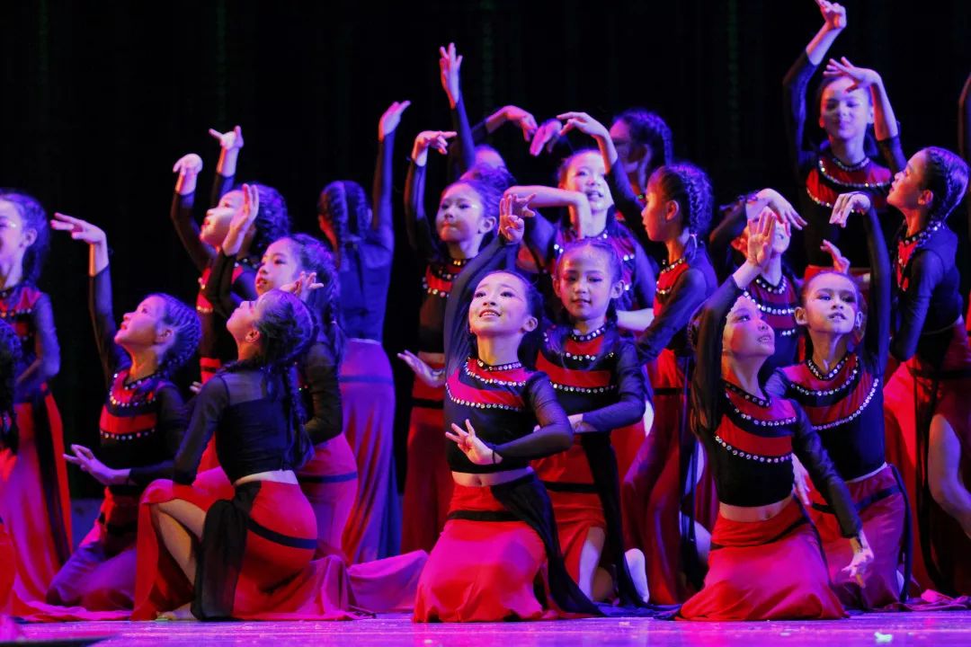 指导老师:覃凌萱齐舞表演《阿古笠》创意舞蹈《我的家园我来护》教师