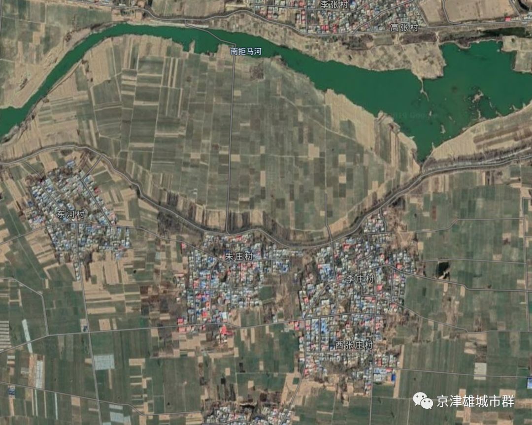 根据下面卫星图,朱庄村,李庄村属于堤边村,分别有200多户,300多户人家