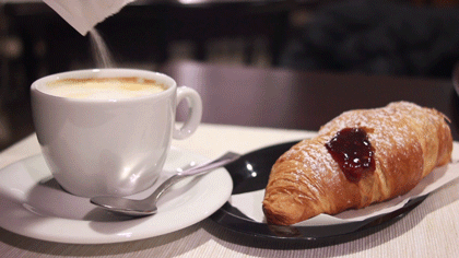 你会发现一个奇特的现象, 几乎人人都手里捧着咖啡, 餐点飘来羊角包