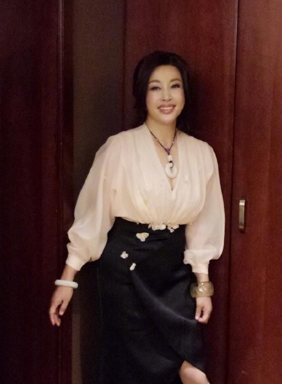 刘晓庆代言和田玉翡翠商业照片曝光了