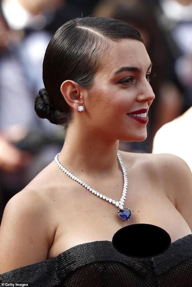 c罗女友蹭小李子电影网眼长裙菜场味钻石项链也无法挽救