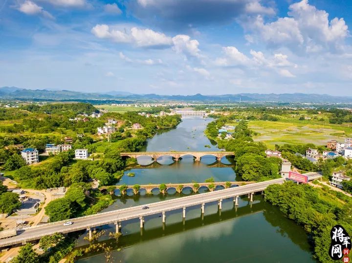 5月19日下午18时,g319国道兴国县高兴镇文溪桥路段路树被强风暴雨刮倒