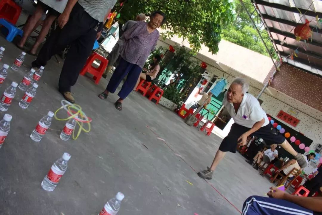 下下棋打打麻將陪老人聊聊天作為志願者,除了幫爺爺奶奶們掃掃地,乾乾