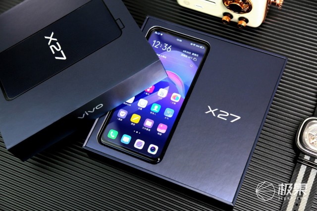 金,翡翠色共三种配色,其中雀羽蓝是主打配色,也是我个人最喜欢的颜色