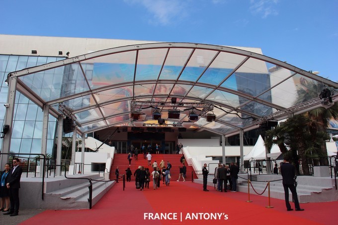 戛纳影节宫影节宫出现在眼前当我来到 戛纳 ,来到影节宫前